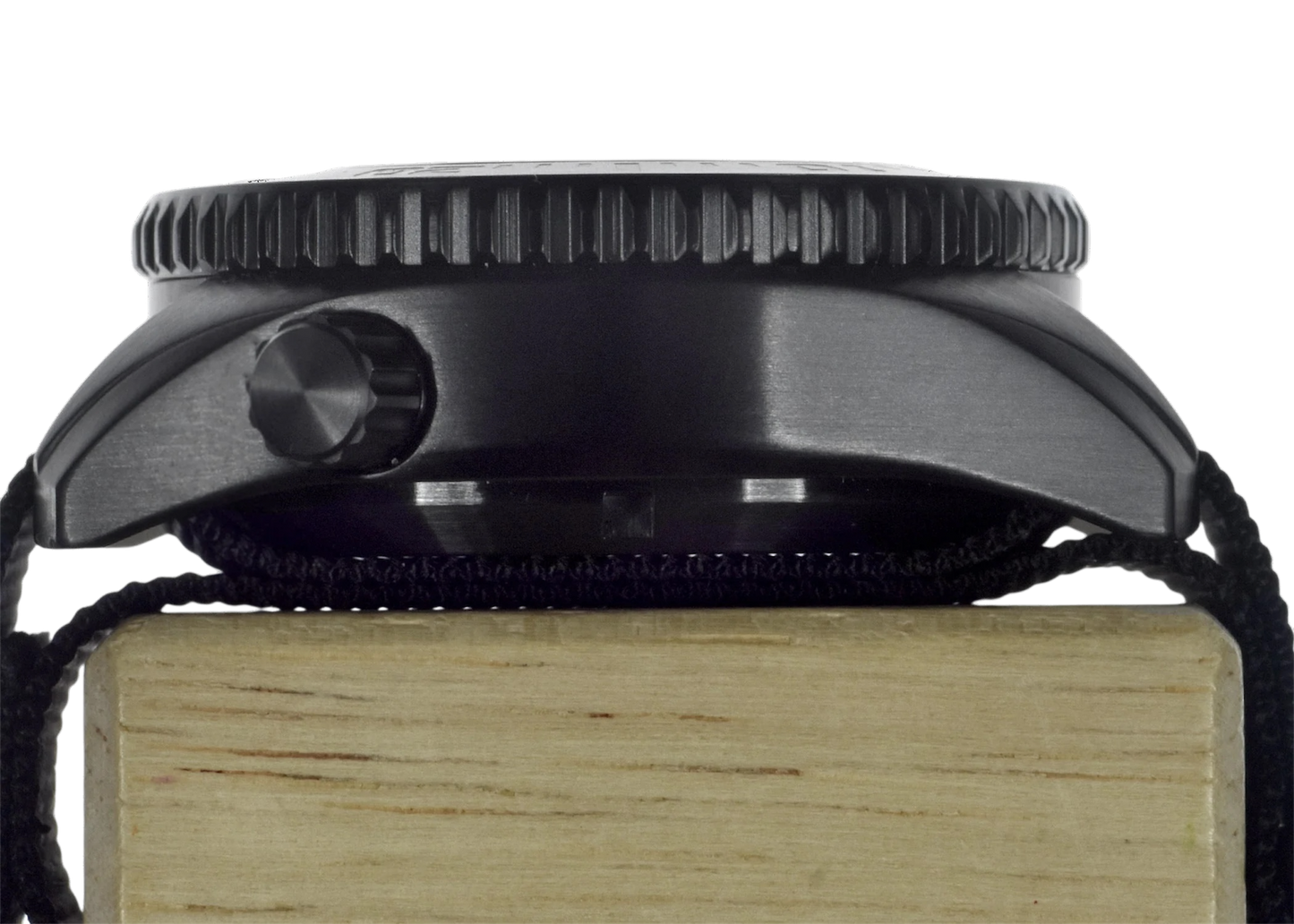 Deep Dive 1000m divers watch, black edition, 44mm, Super-Luminova, NATO strap, close up on crown
