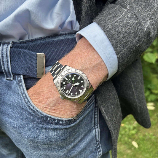 Close up of Enoksen Roam E07/B GMT watch on wrist looking sporty and elegant. Emphasizing the solid steel bracelet - precision-milled, elegant and weighty in the right way.