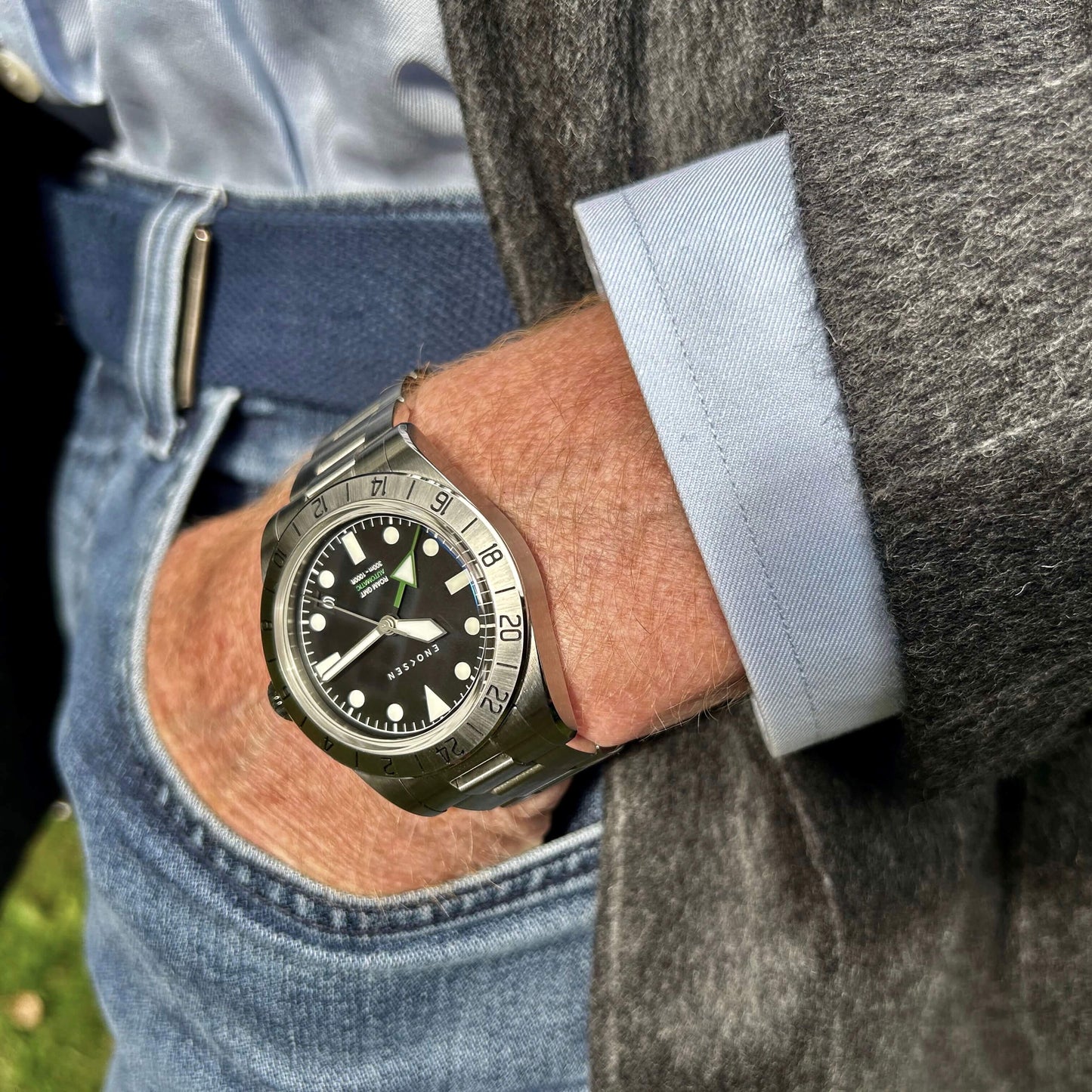 The Enoksen Roam E07/B GMT watch on wrist looking sporty and elegant. Emphasizing the watch's elegant slim profile, and the crystal-clear durable sapphire crystal.