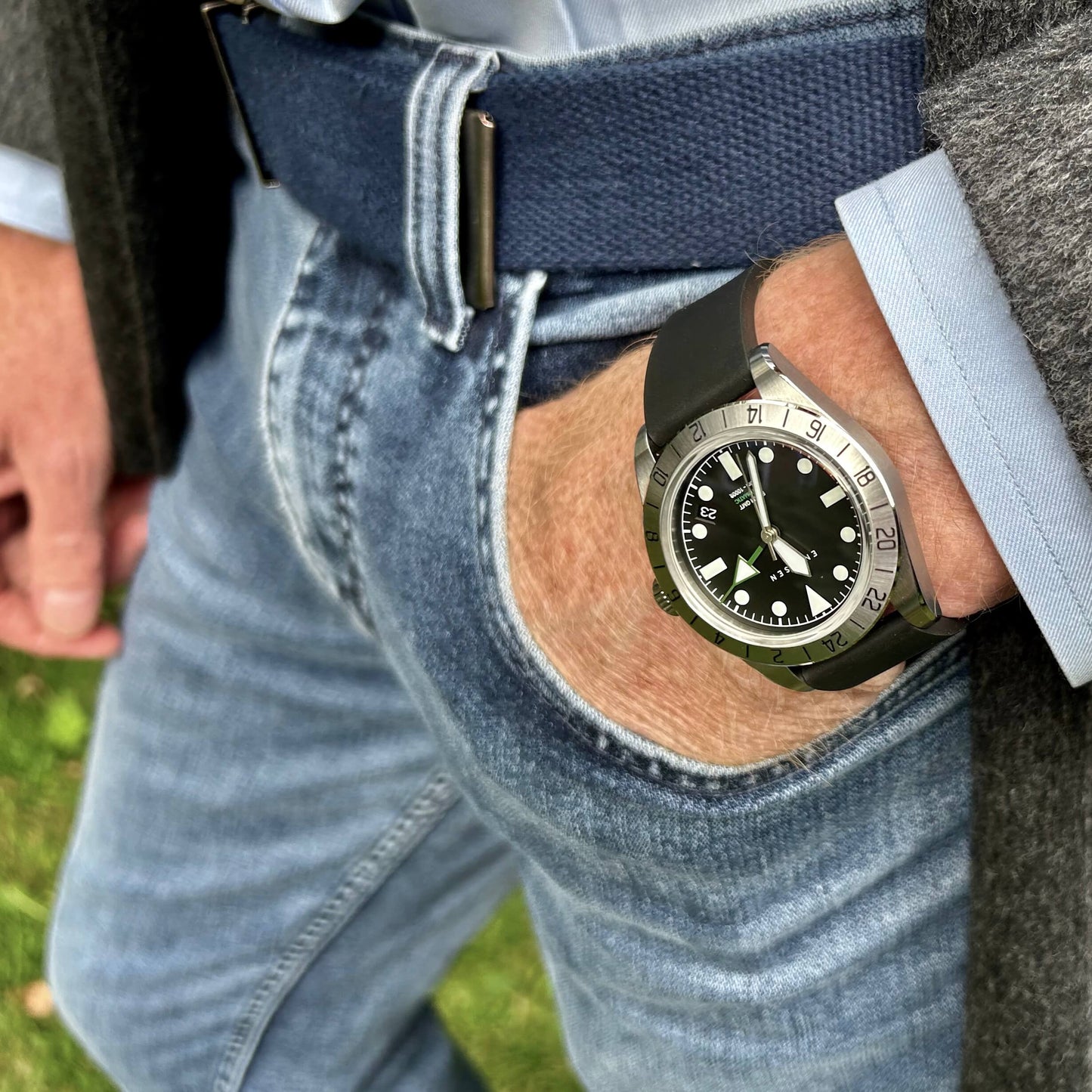 The Enoksen Roam E07/B GMT watch on wrist looking sporty and elegant. Fitted with the Enoksen high quality black rubber strap.