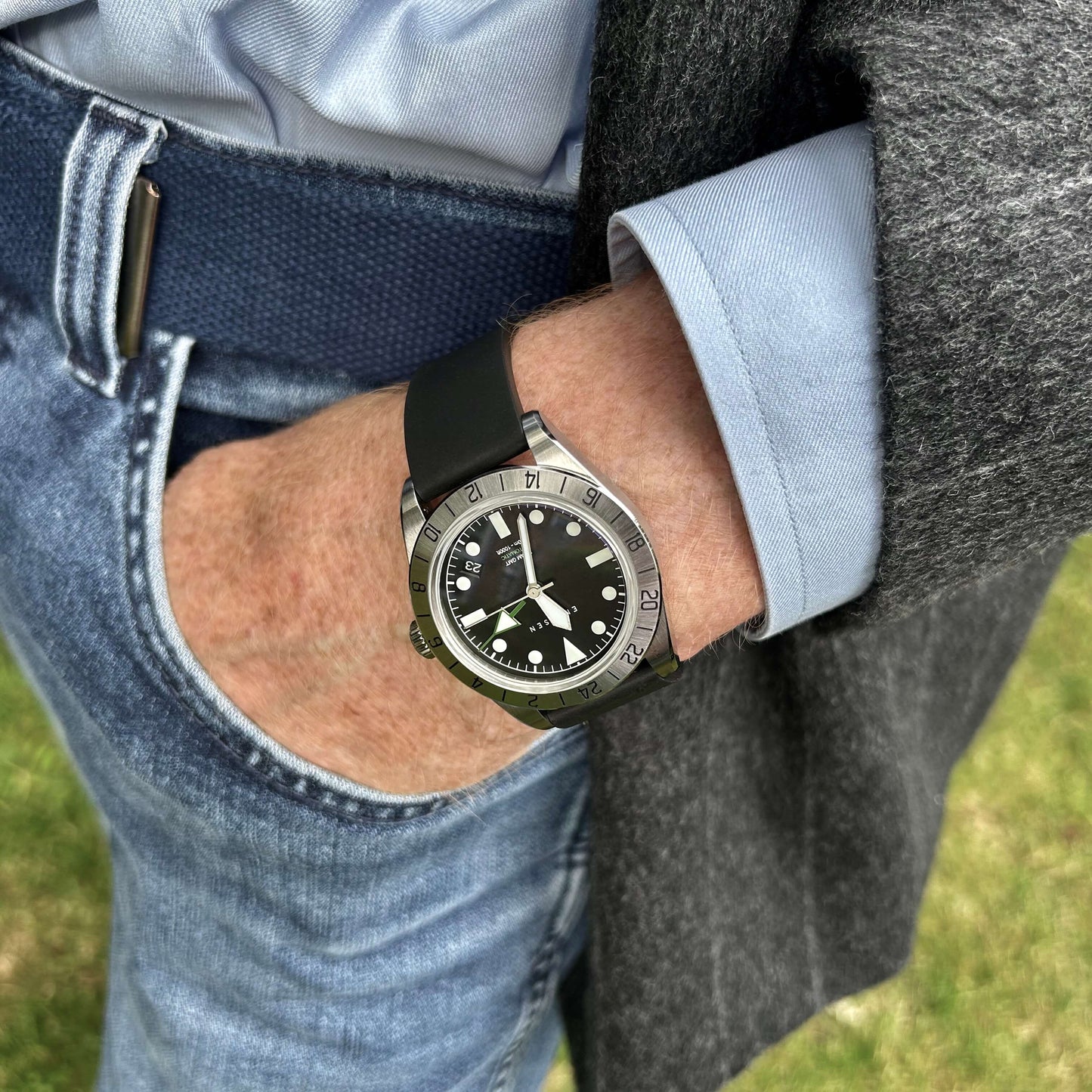 The Enoksen Roam E07/B GMT watch on wrist, fitted with the Enoksen high quality black rubber strap. With the black dial, providing a sporty as well as classic appearance.