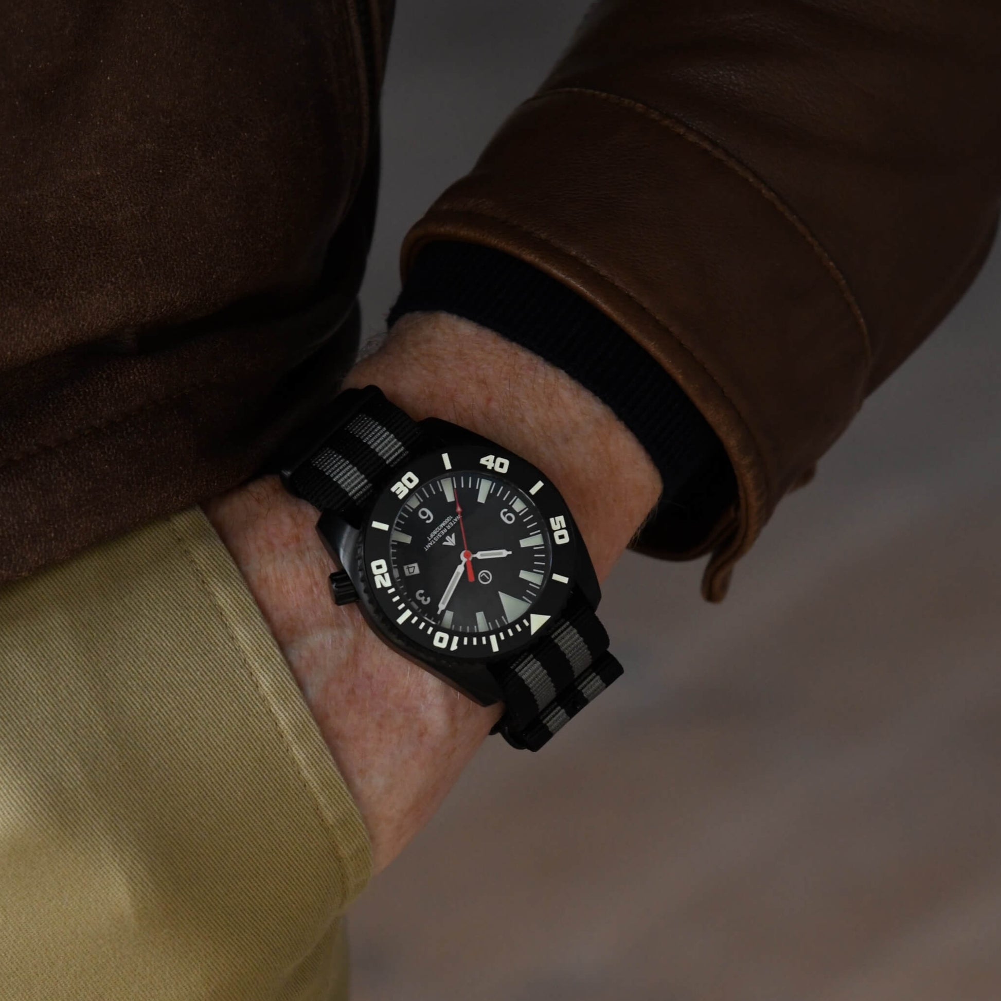 Deep Dive 1000m divers watch, black edition, 44mm, Super-Luminova, NATO strap, pocket shot 