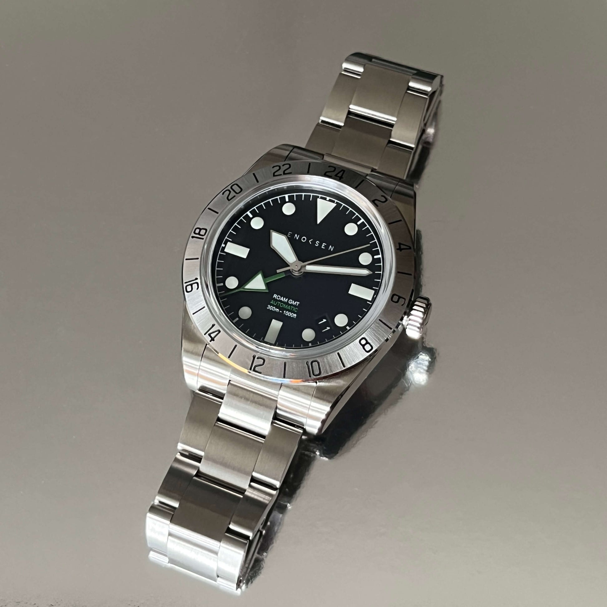 Close up of the Enoksen Roam E07/B GMT watch, showcasing its sporty and elegant look.