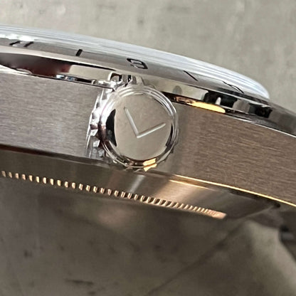 Close up of the solid steel crown featuring Enoksen logo.