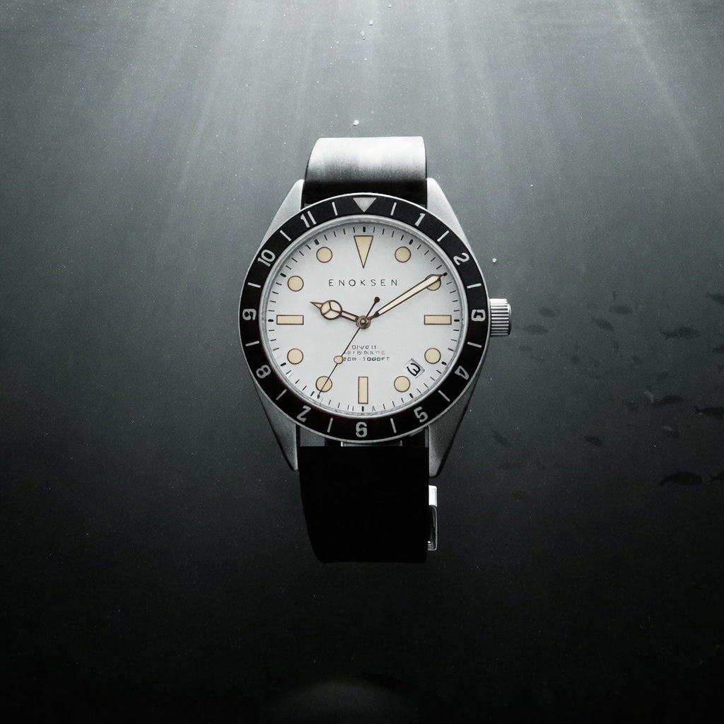 Dive II underwater in light beams, illustrating 300m / 1000ft water resistance.