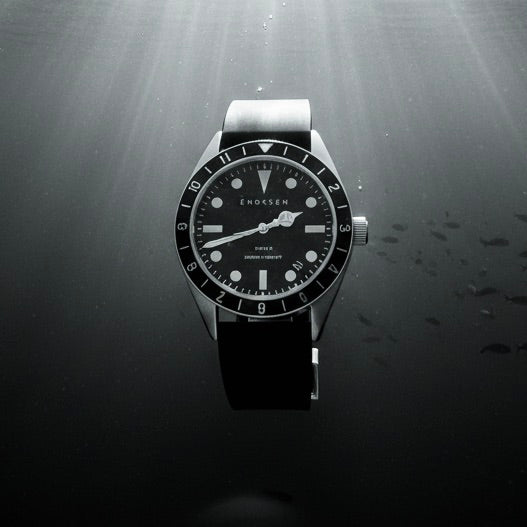 Dive II underwater in light beams, illustrating 300m / 1000ft water resistance.