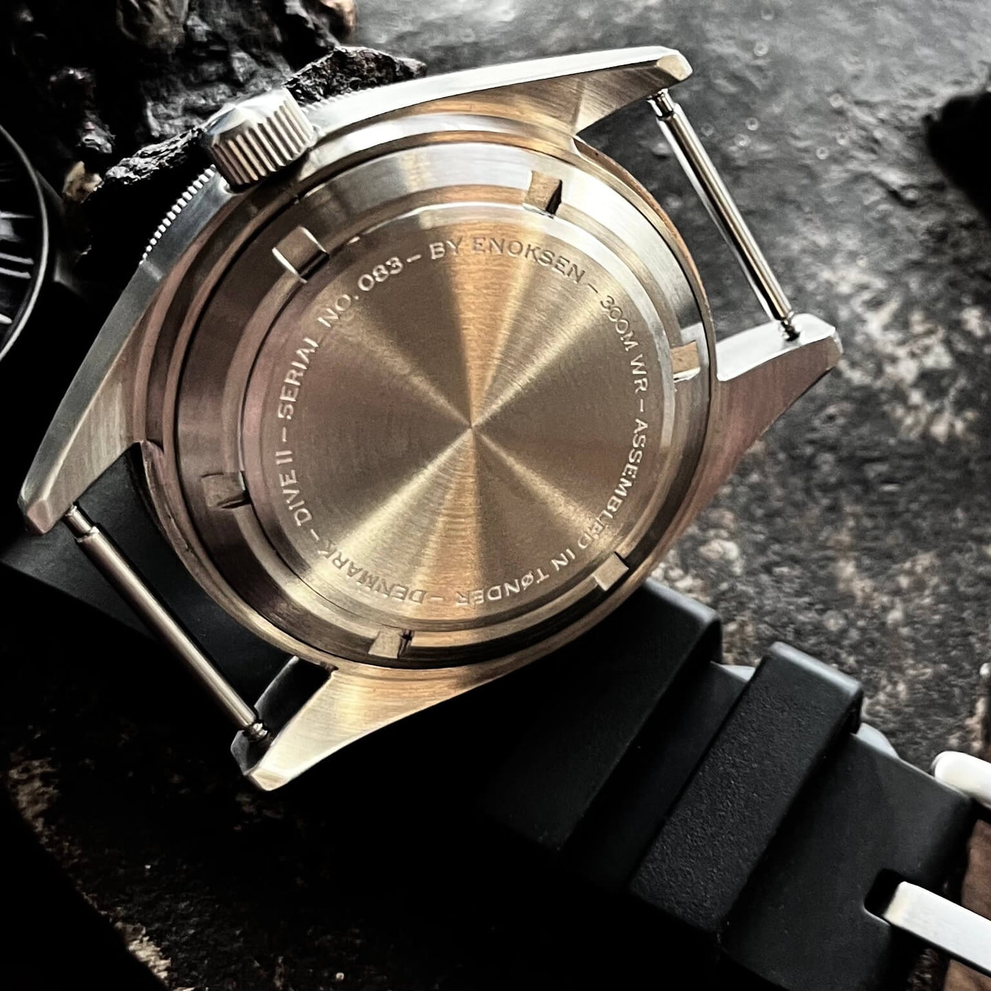 Dive II caseback engraving with serial no. 083, 300m WR, and ‘Assembled in Tønder, Denmark’.