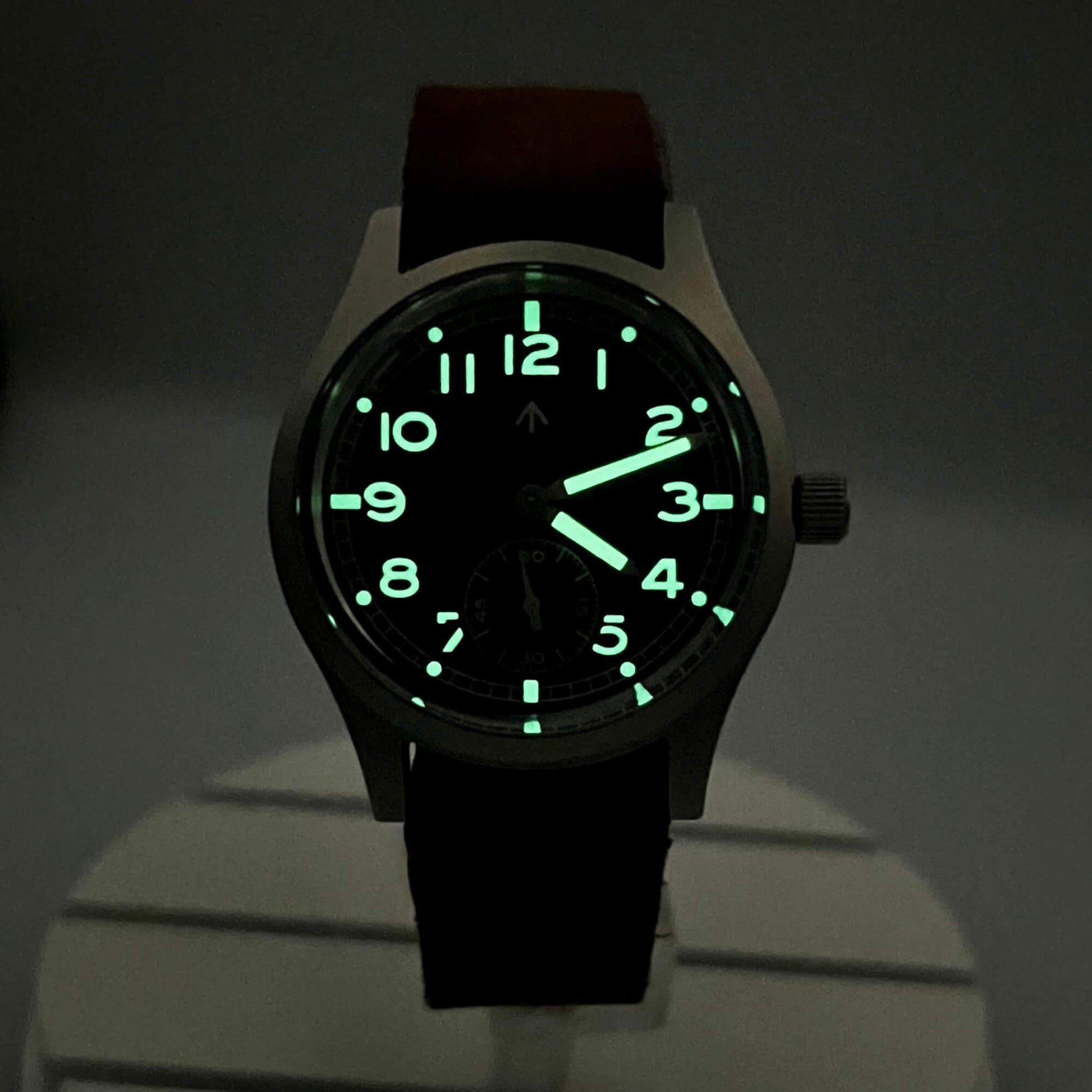 Nightview of the Enoksen Fly E03/M showcasing its outstanding day- and night-time visibility. The markers shine bright green due to Swiss Super-Luminova.