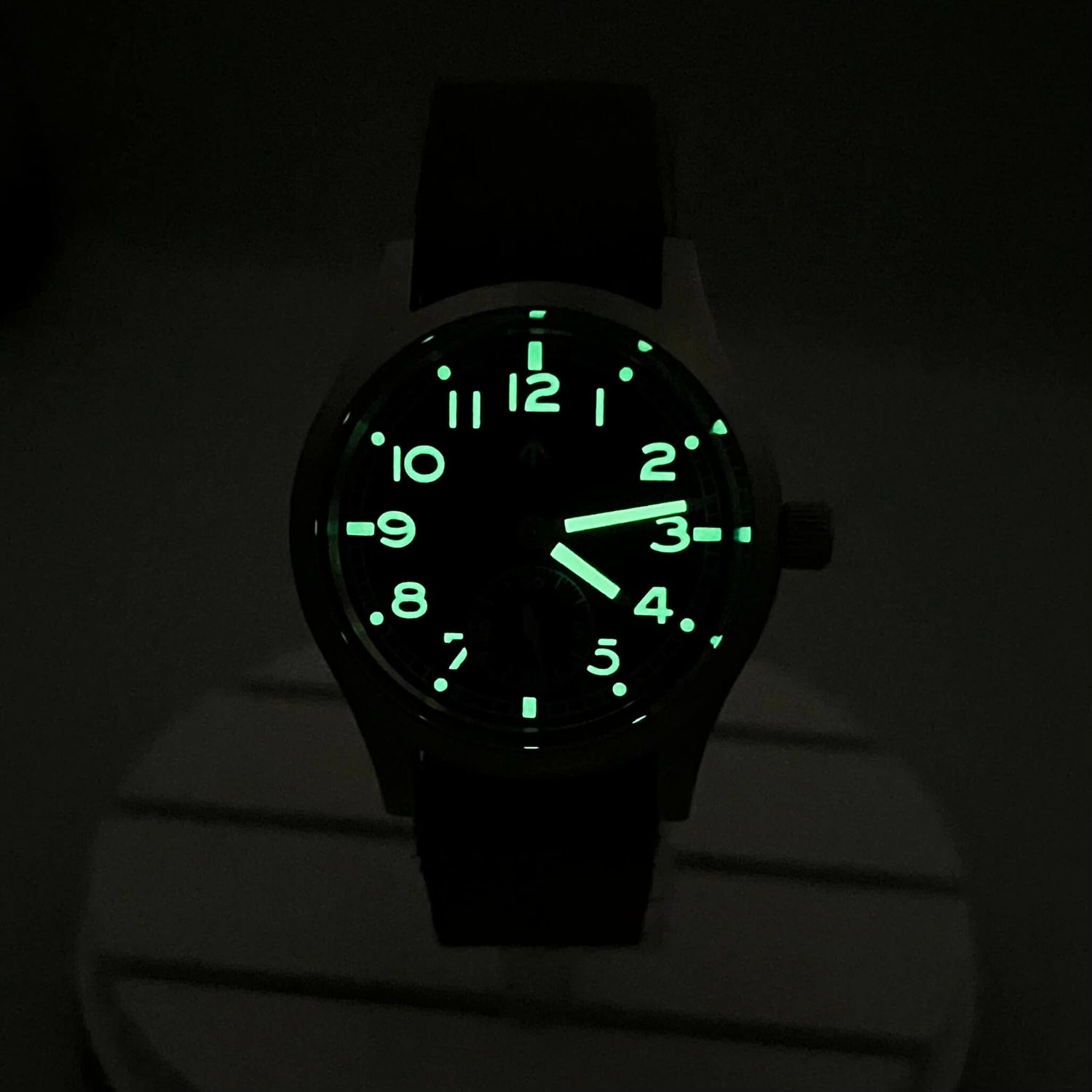 Nightview of the Enoksen Fly E03/S showcasing its outstanding day- and night-time visibility. The markers shine bright green due to Swiss Super-Luminova.